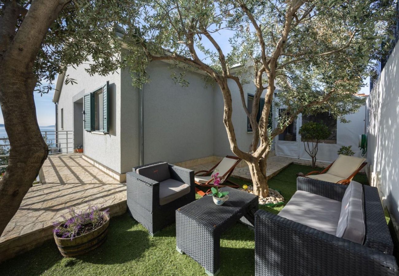 Appartamento a Okrug Gornji - Appartamento in Okrug Gornji con vista mare, terrazzo, Climatizzazione, WIFI (5049-3)