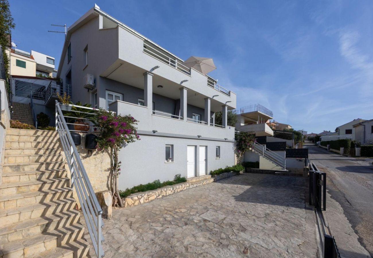 Appartamento a Okrug Gornji - Appartamento in Okrug Gornji con vista mare, terrazzo, Climatizzazione, WIFI (5049-3)