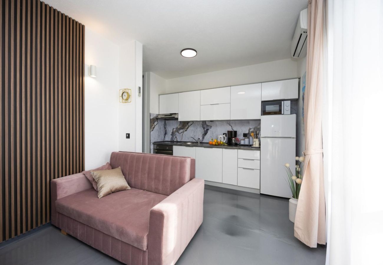 Appartamento a Okrug Gornji - Appartamento in Okrug Gornji con vista mare, balcone, Climatizzazione, WIFI (5049-2)