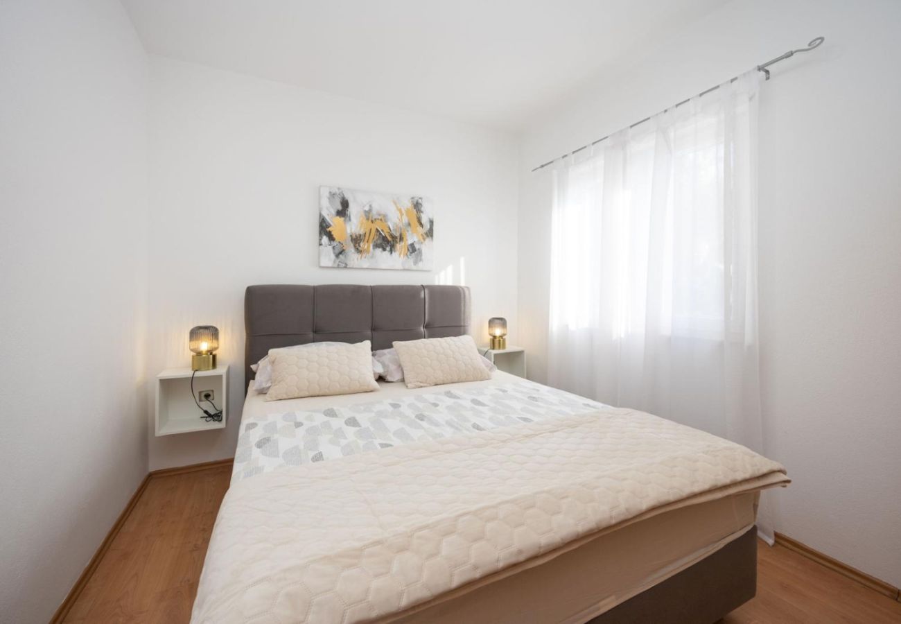 Appartamento a Okrug Gornji - Appartamento in Okrug Gornji con vista mare, Climatizzazione, WIFI, Lavatrice (5049-1)