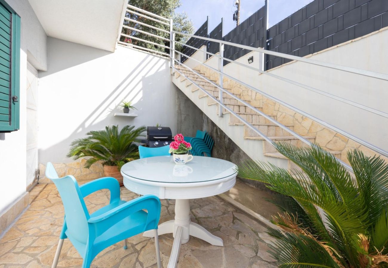 Appartamento a Okrug Gornji - Appartamento in Okrug Gornji con vista mare, Climatizzazione, WIFI, Lavatrice (5049-1)