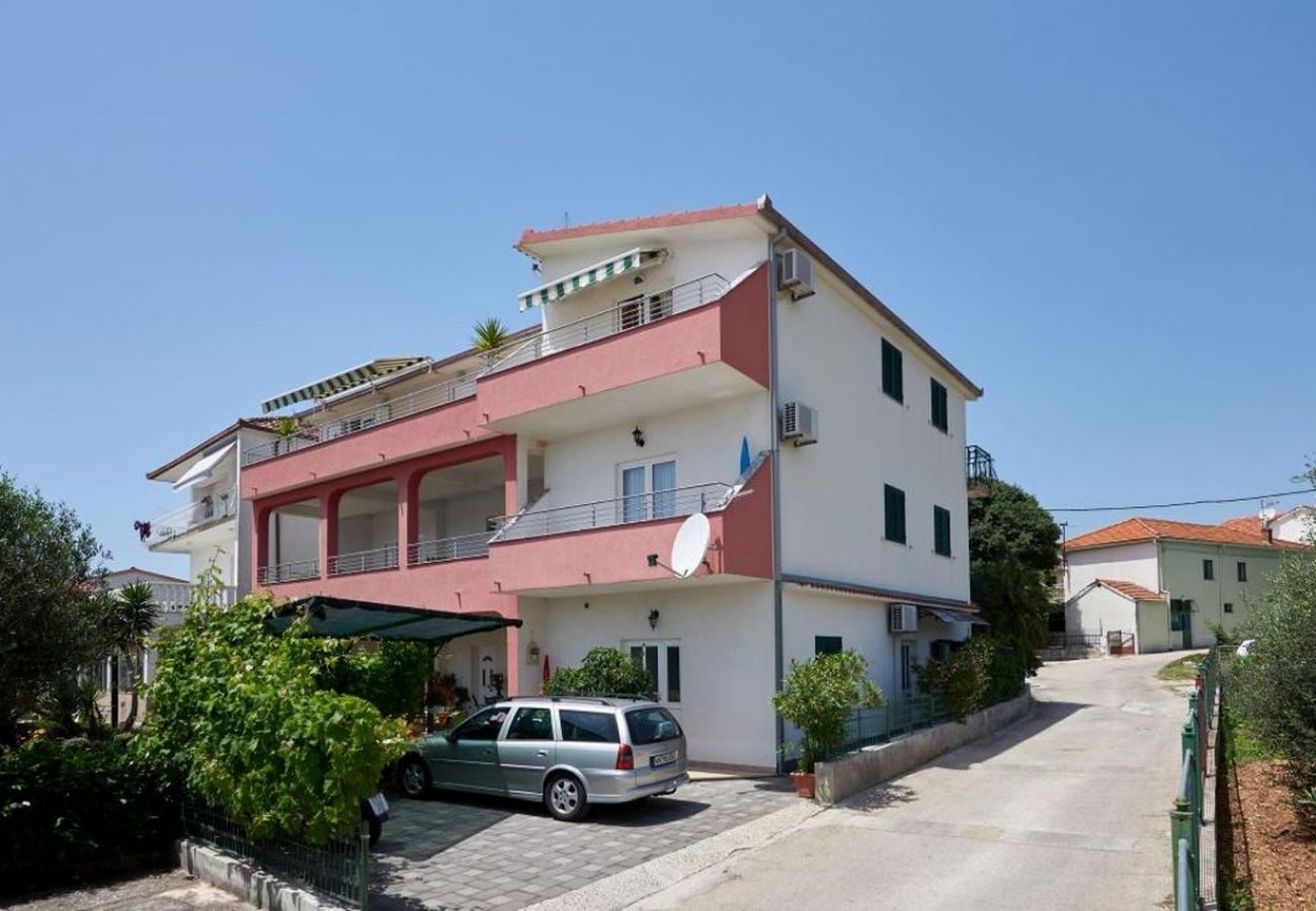 Appartamento a Seget Vranjica - Appartamento in Seget Vranjica con vista mare, terrazzo, Climatizzazione, WIFI (5052-5)