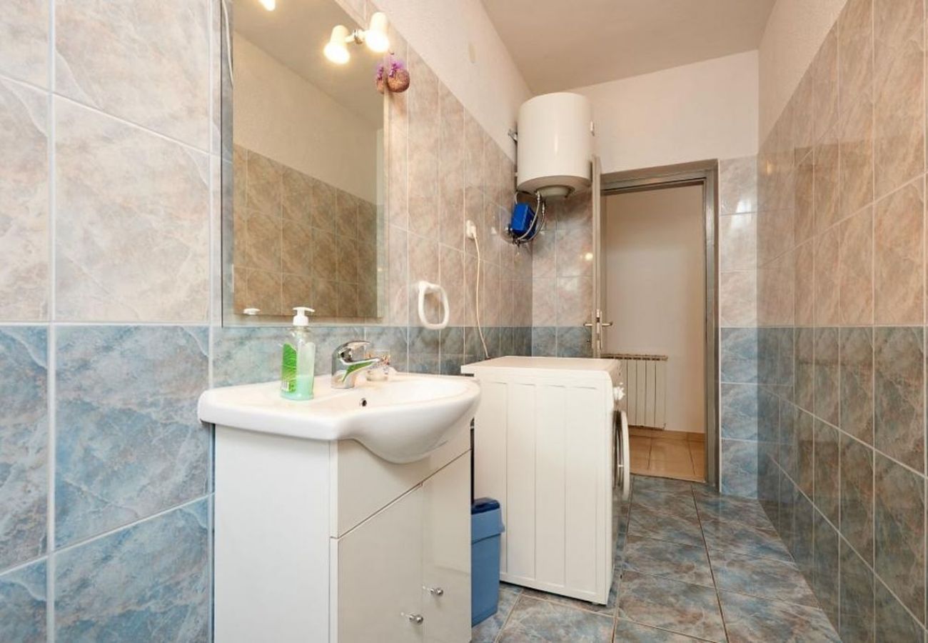 Appartamento a Seget Vranjica - Appartamento in Seget Vranjica con vista mare, terrazzo, Climatizzazione, WIFI (5052-5)