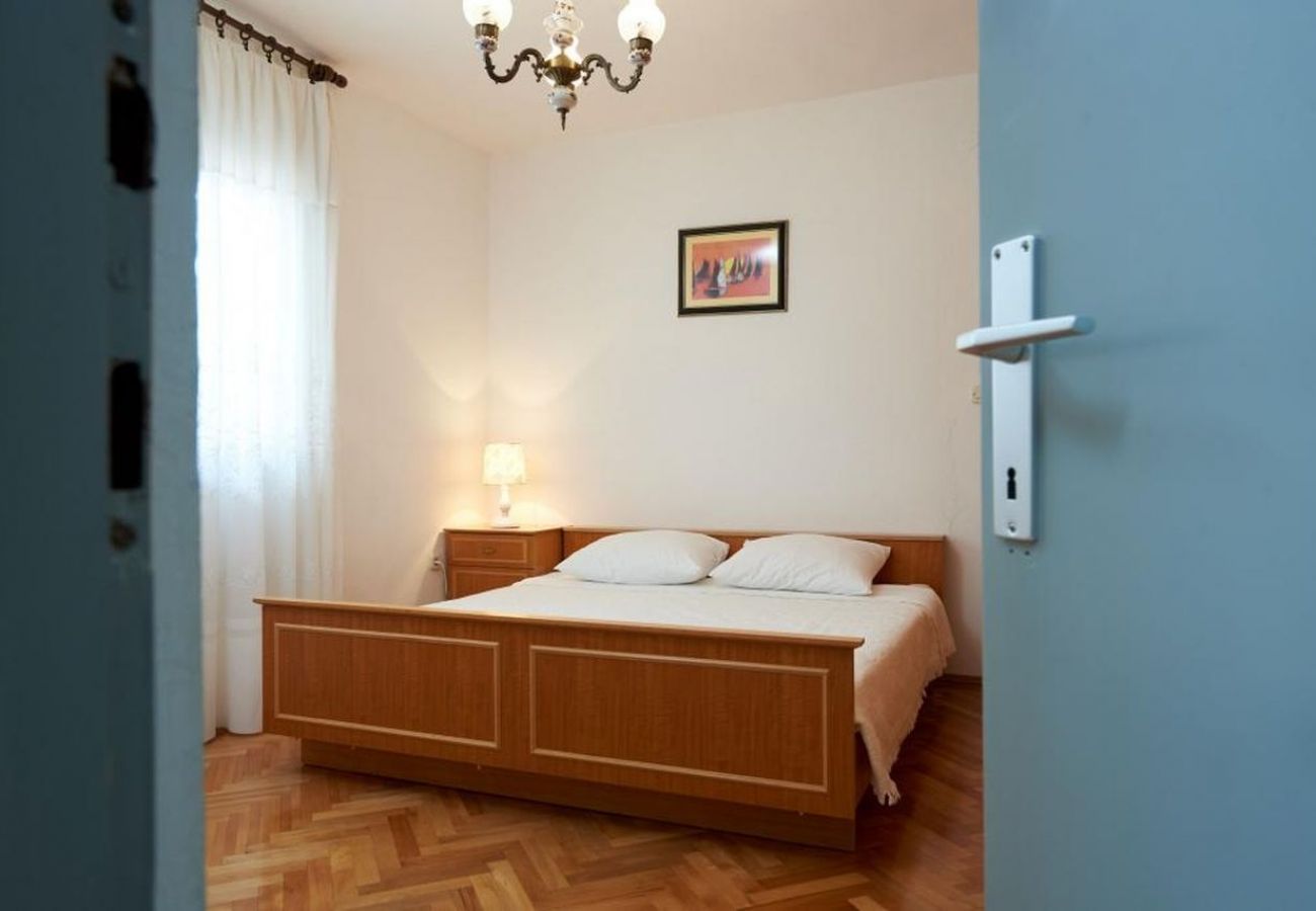 Appartamento a Seget Vranjica - Appartamento in Seget Vranjica con vista mare, terrazzo, Climatizzazione, WIFI (5052-5)