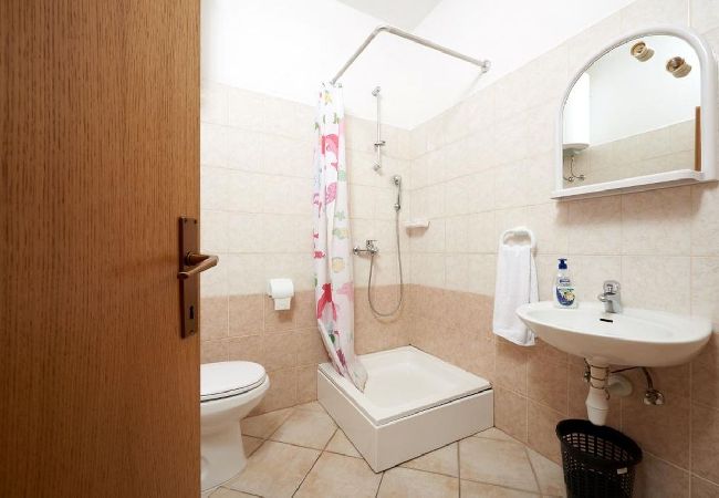 Studio a Seget Vranjica - Appartamento Studio in Seget Vranjica con terrazzo, Climatizzazione, WIFI, Lavatrice (5052-1) Studio a Seget Vranjica - Appartamento Studio in Seget Vranjica con terrazzo, Climatizzazione, WIFI, Lavatrice (5052-1)