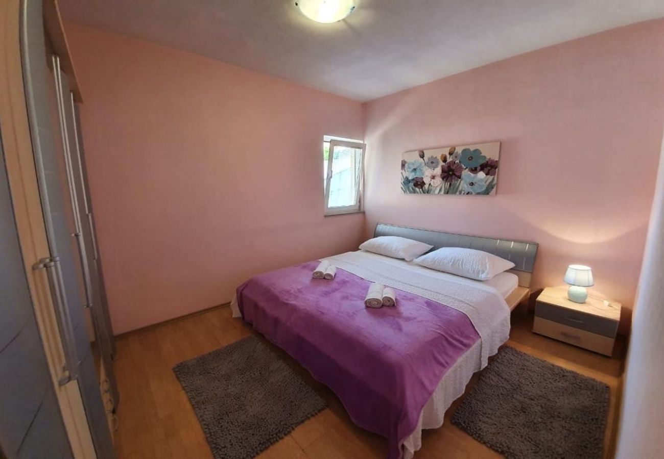 Appartamento a Okrug Gornji - Appartamento in Okrug Gornji con terrazzo, Climatizzazione, WIFI, Lavatrice (5059-3)