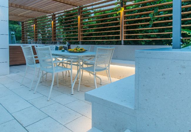 Appartamento a Brela - Appartamento in Brella (Brela) con vista mare, terrazzo, Climatizzazione, WIFI (201-10) Appartamento a Brela - Appartamento in Brella (Brela) con vista mare, terrazzo, Climatizzazione, WIFI (201-10)