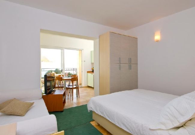 Studio a Brela - Appartamento Studio in Brella (Brela) con vista mare, terrazzo, Climatizzazione, WIFI (201-9) Studio a Brela - Appartamento Studio in Brella (Brela) con vista mare, terrazzo, Climatizzazione, WIFI (201-9)