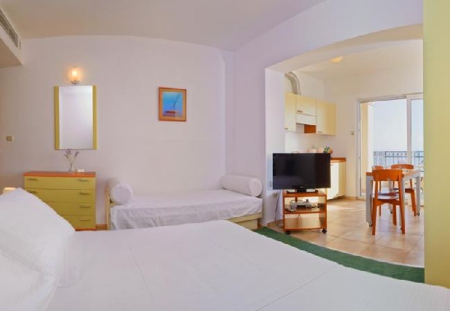 Studio a Brela - Appartamento Studio in Brella (Brela) con vista mare, terrazzo, Climatizzazione, WIFI (201-7) Studio a Brela - Appartamento Studio in Brella (Brela) con vista mare, terrazzo, Climatizzazione, WIFI (201-7)