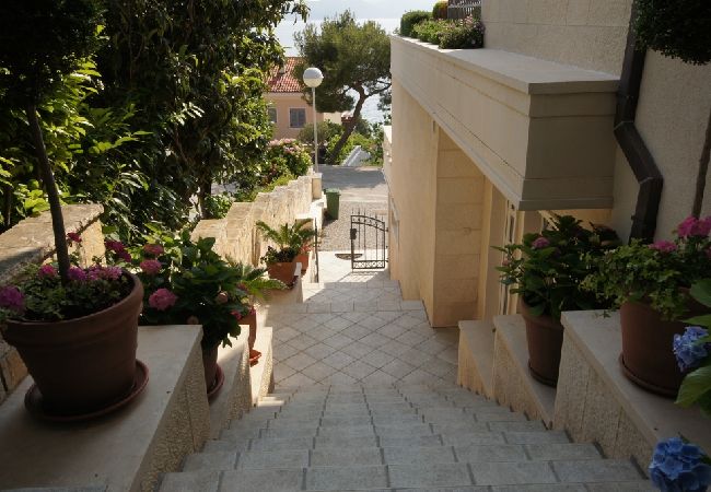 Studio a Brela - Appartamento Studio in Brella (Brela) con vista mare, terrazzo, Climatizzazione, WIFI (201-7) Studio a Brela - Appartamento Studio in Brella (Brela) con vista mare, terrazzo, Climatizzazione, WIFI (201-7)