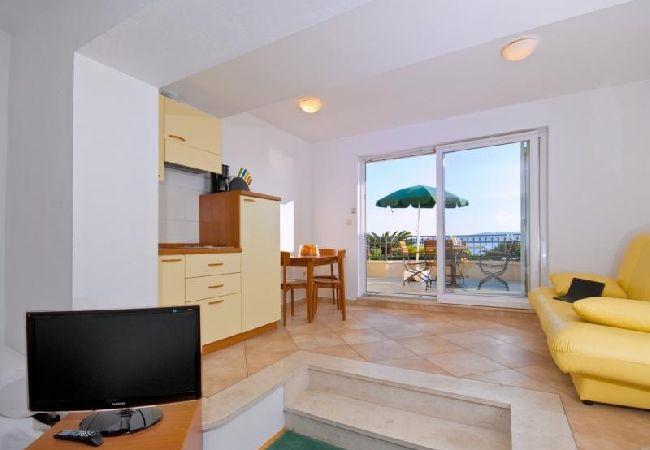 Studio a Brela - Appartamento Studio in Brella (Brela) con vista mare, terrazzo, Climatizzazione, WIFI (201-4) Studio a Brela - Appartamento Studio in Brella (Brela) con vista mare, terrazzo, Climatizzazione, WIFI (201-4)