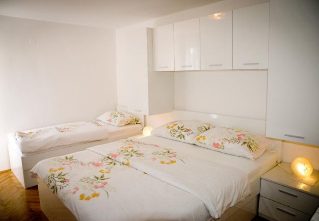 Appartamento a Lopar - Appartamento in Loparo (Lopar) con vista mare, terrazzo, Climatizzazione, WIFI (3719-1) Appartamento a Lopar - Appartamento in Loparo (Lopar) con vista mare, terrazzo, Climatizzazione, WIFI (3719-1)