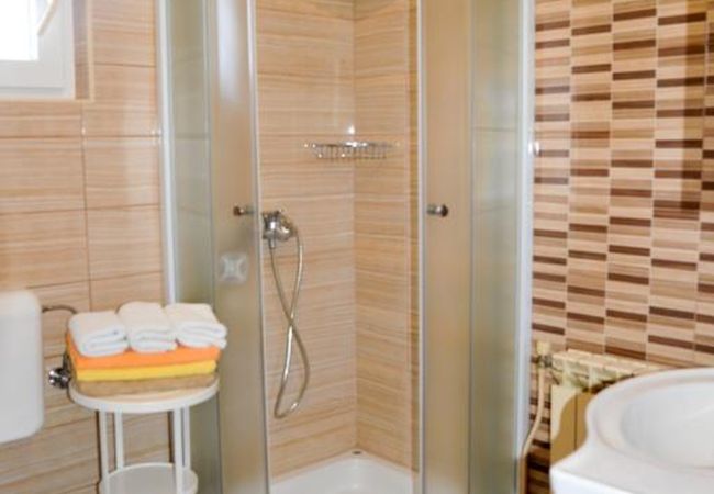 Appartamento a Lopar - Appartamento in Loparo (Lopar) con vista mare, terrazzo, Climatizzazione, WIFI (3719-1) Appartamento a Lopar - Appartamento in Loparo (Lopar) con vista mare, terrazzo, Climatizzazione, WIFI (3719-1)