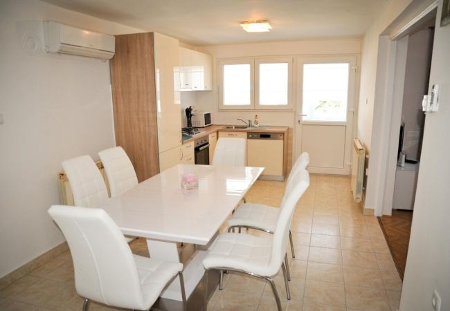 Appartamento a Lopar - Appartamento in Loparo (Lopar) con vista mare, terrazzo, Climatizzazione, WIFI (3719-1) Appartamento a Lopar - Appartamento in Loparo (Lopar) con vista mare, terrazzo, Climatizzazione, WIFI (3719-1)