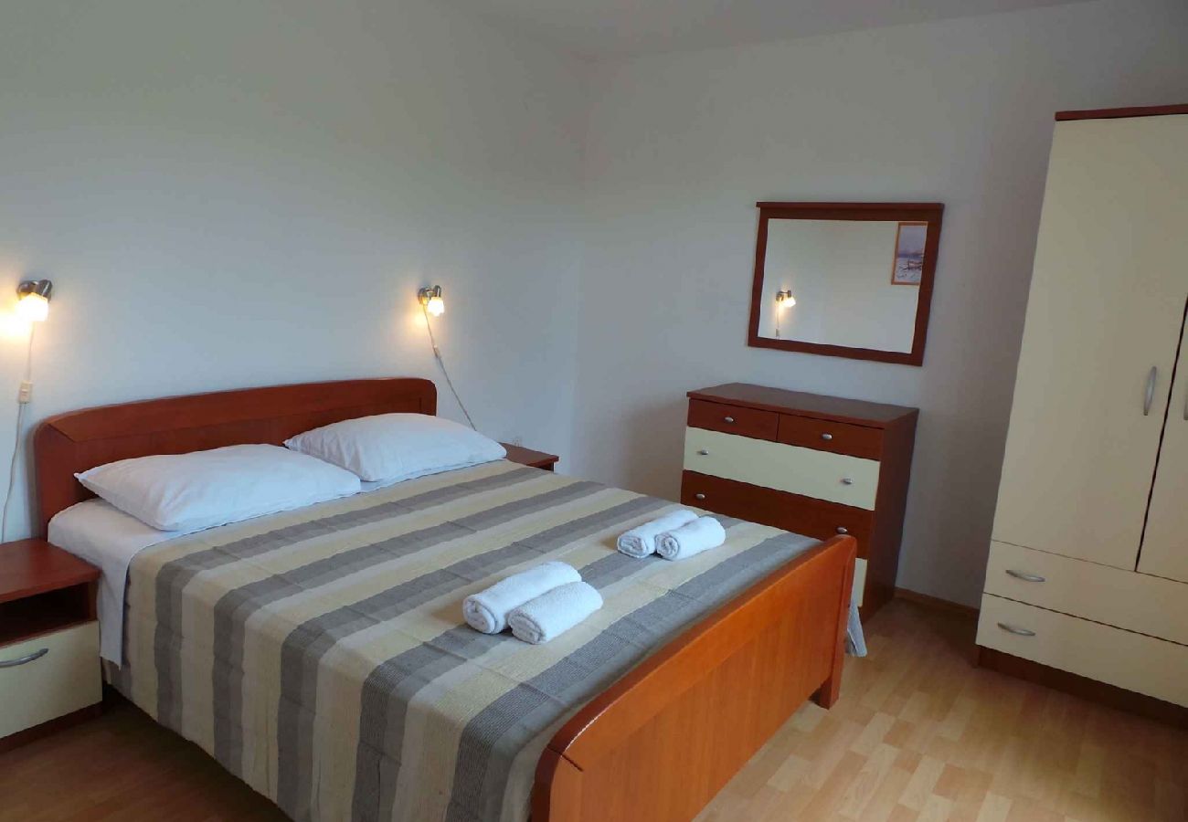 Appartamento a Ljubac - Appartamento in Ljubač con vista mare, balcone, Climatizzazione, WIFI (809-3)