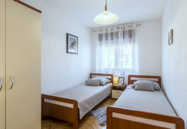 Appartamento a Kaštel Novi - Appartamento in Castelnuovo (Kastel Novi) con terrazzo, Climatizzazione, WIFI, Lavatrice (5104-1) Appartamento a Kaštel Novi - Appartamento in Castelnuovo (Kastel Novi) con terrazzo, Climatizzazione, WIFI, Lavatrice (5104-1)