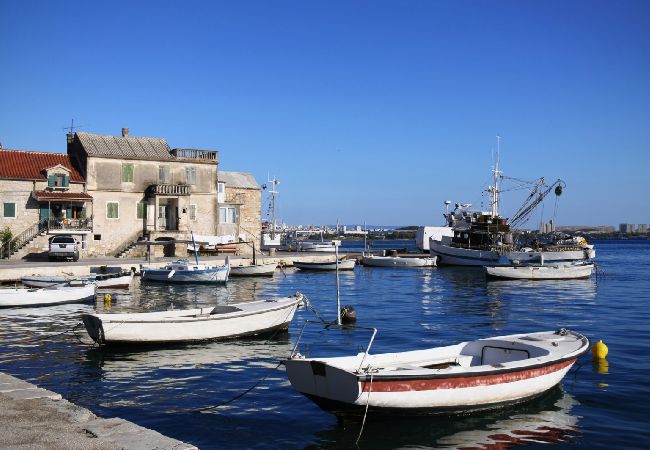 Appartamento a Kaštel Novi - Appartamento in Castelnuovo (Kastel Novi) con terrazzo, Climatizzazione, WIFI, Lavatrice (5104-1) Appartamento a Kaštel Novi - Appartamento in Castelnuovo (Kastel Novi) con terrazzo, Climatizzazione, WIFI, Lavatrice (5104-1)
