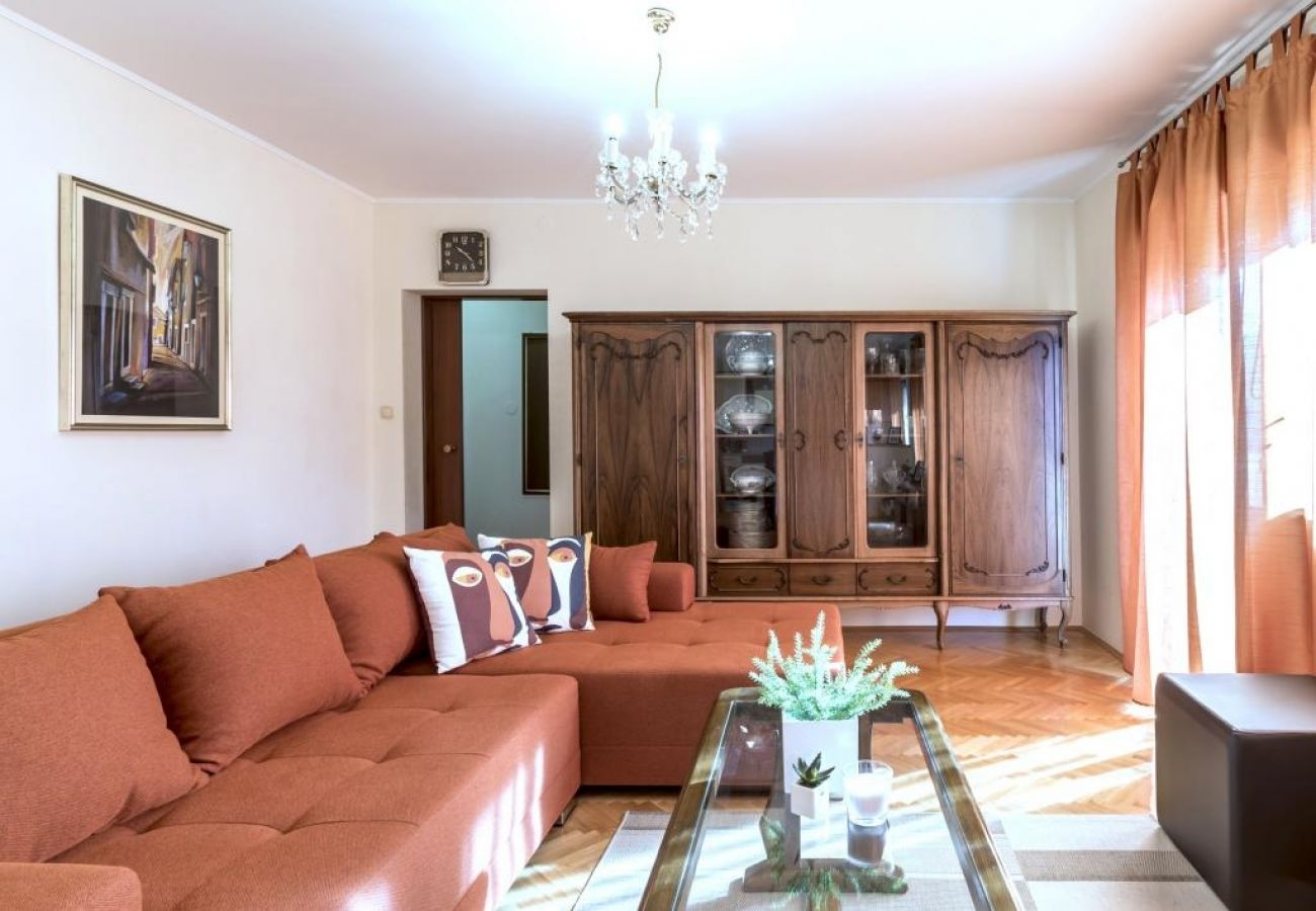 Appartamento a Kaštel Novi - Appartamento in Castelnuovo (Kastel Novi) con terrazzo, Climatizzazione, WIFI, Lavatrice (5104-1)