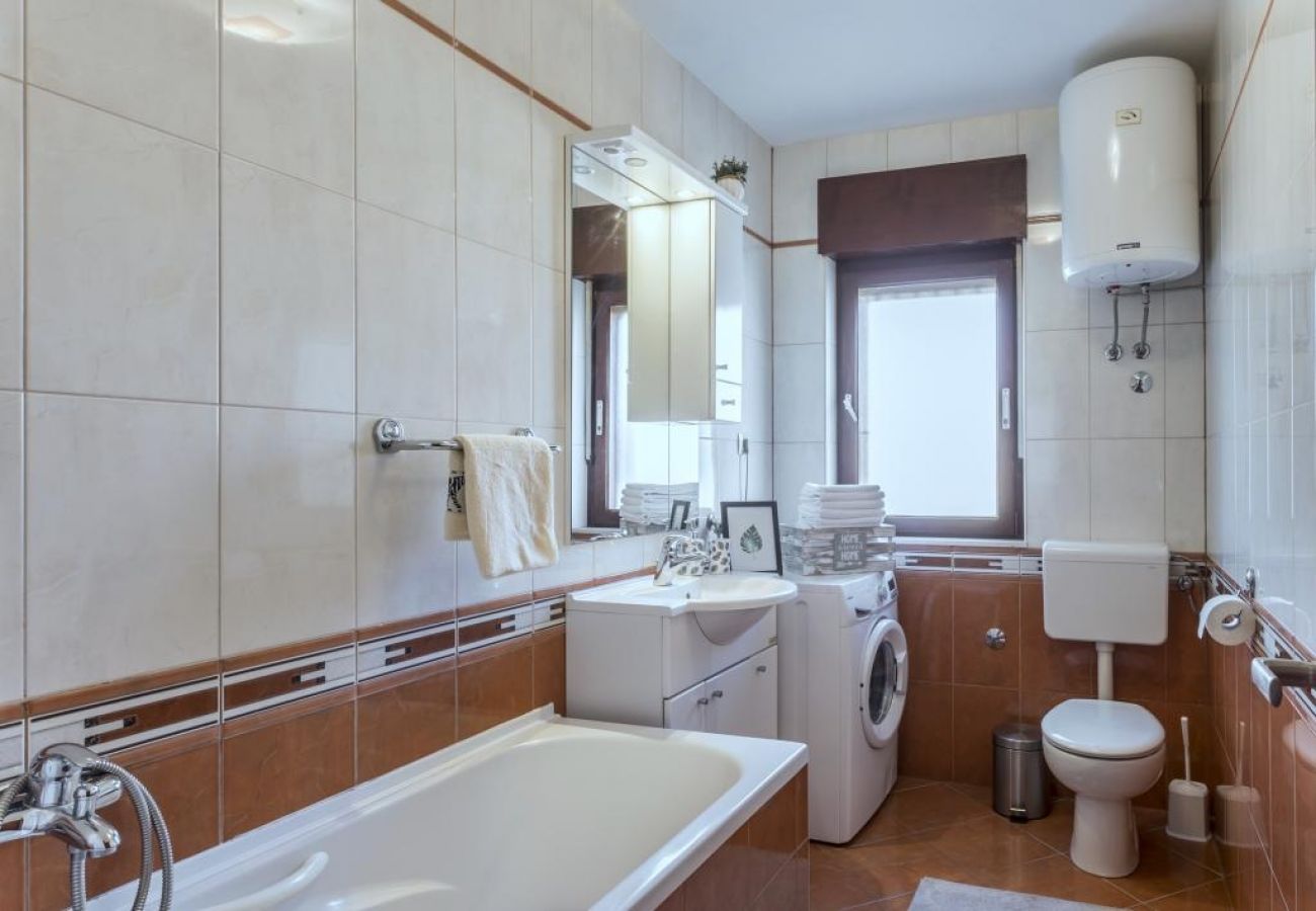 Appartamento a Kaštel Novi - Appartamento in Castelnuovo (Kastel Novi) con terrazzo, Climatizzazione, WIFI, Lavatrice (5104-1)