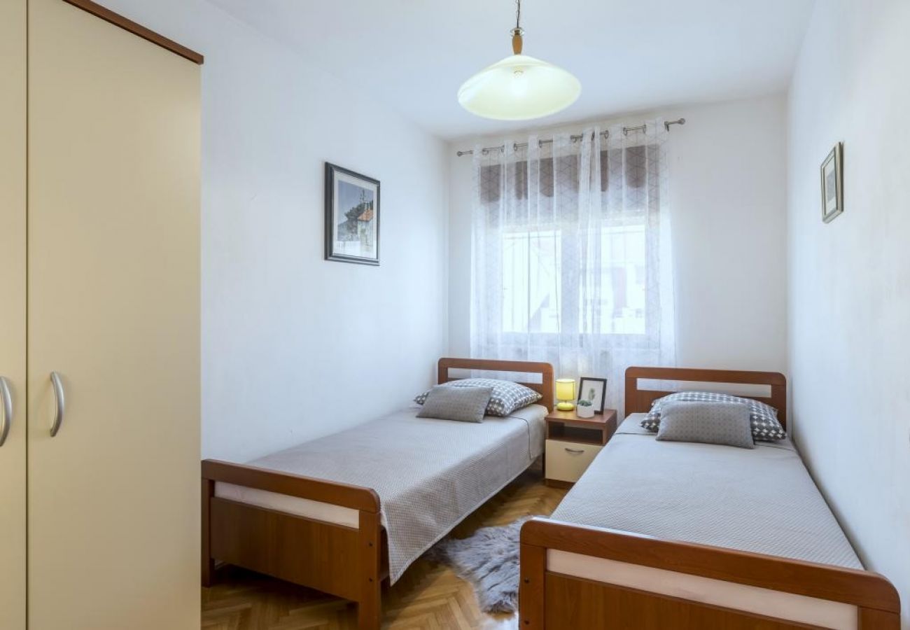 Appartamento a Kaštel Novi - Appartamento in Castelnuovo (Kastel Novi) con terrazzo, Climatizzazione, WIFI, Lavatrice (5104-1)