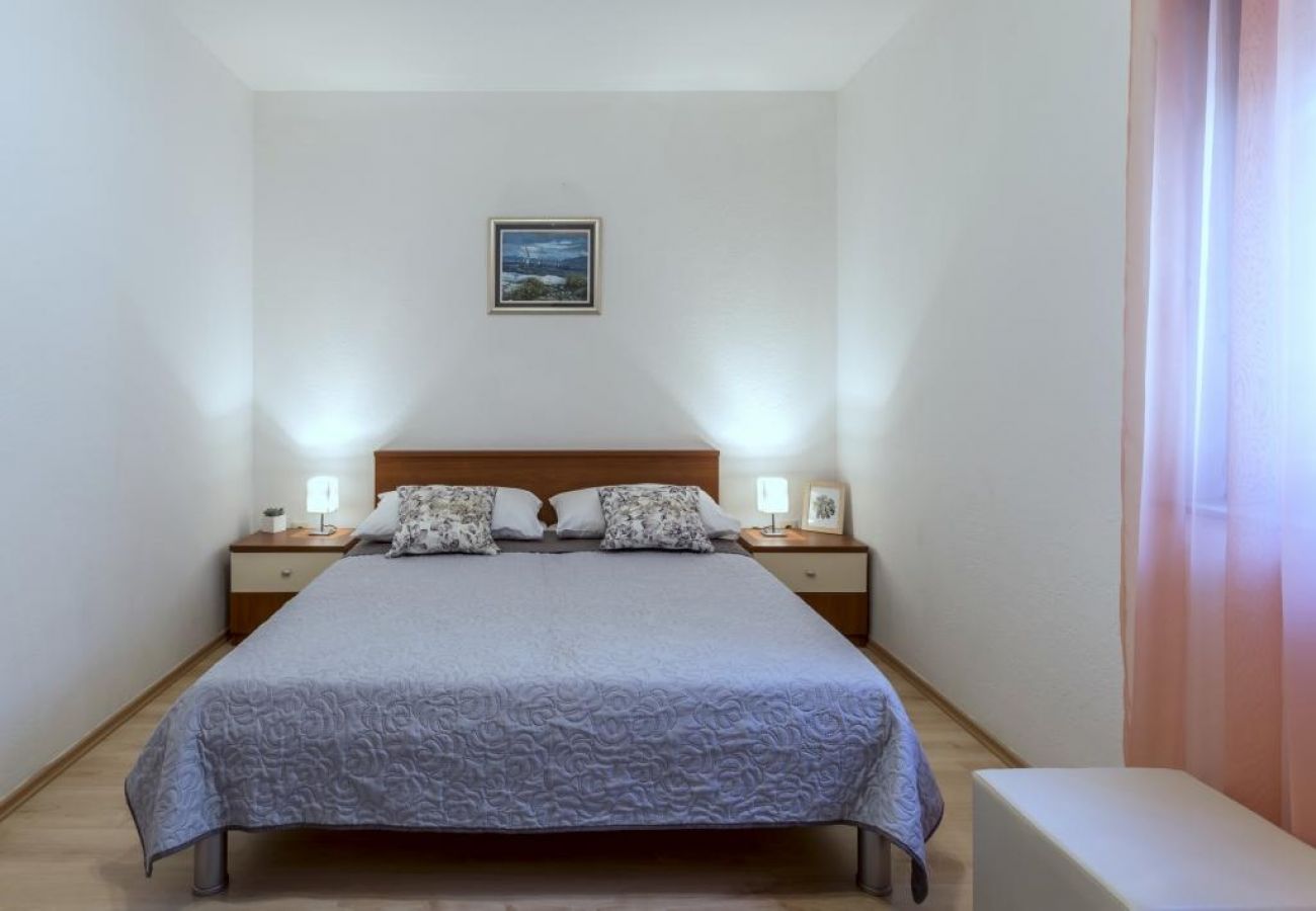 Appartamento a Kaštel Novi - Appartamento in Castelnuovo (Kastel Novi) con terrazzo, Climatizzazione, WIFI, Lavatrice (5104-2)