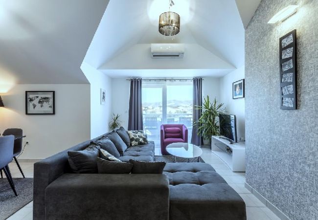 Appartamento a Kaštel Novi - Appartamento in Castelnuovo (Kastel Novi) con balcone, Climatizzazione, WIFI, Lavatrice (5105-1) Appartamento a Kaštel Novi - Appartamento in Castelnuovo (Kastel Novi) con balcone, Climatizzazione, WIFI, Lavatrice (5105-1)