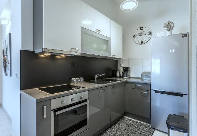 Appartamento a Kaštel Novi - Appartamento in Castelnuovo (Kastel Novi) con balcone, Climatizzazione, WIFI, Lavatrice (5105-1) Appartamento a Kaštel Novi - Appartamento in Castelnuovo (Kastel Novi) con balcone, Climatizzazione, WIFI, Lavatrice (5105-1)