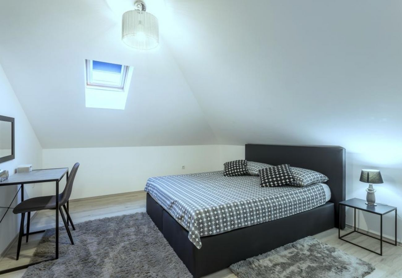 Appartamento a Kaštel Novi - Appartamento in Castelnuovo (Kastel Novi) con balcone, Climatizzazione, WIFI, Lavatrice (5105-1)