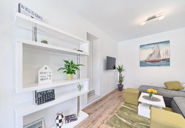 Appartamento a Kaštel Lukšic - Appartamento in Castel Vitturi (Kastel Luksic) con terrazzo, Climatizzazione, WIFI, Lavatrice (5107-2) Appartamento a Kaštel Lukšic - Appartamento in Castel Vitturi (Kastel Luksic) con terrazzo, Climatizzazione, WIFI, Lavatrice (5107-2)