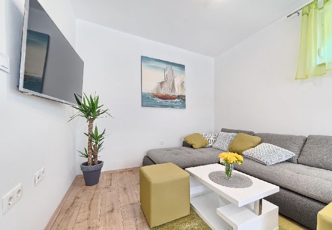 Appartamento a Kaštel Lukšic - Appartamento in Castel Vitturi (Kastel Luksic) con terrazzo, Climatizzazione, WIFI, Lavatrice (5107-2) Appartamento a Kaštel Lukšic - Appartamento in Castel Vitturi (Kastel Luksic) con terrazzo, Climatizzazione, WIFI, Lavatrice (5107-2)