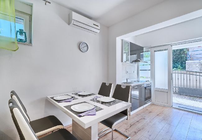 Appartamento a Kaštel Lukšic - Appartamento in Castel Vitturi (Kastel Luksic) con terrazzo, Climatizzazione, WIFI, Lavatrice (5107-2) Appartamento a Kaštel Lukšic - Appartamento in Castel Vitturi (Kastel Luksic) con terrazzo, Climatizzazione, WIFI, Lavatrice (5107-2)