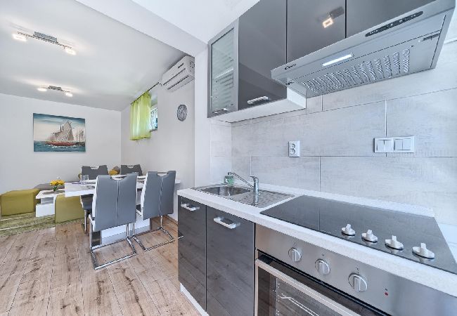 Appartamento a Kaštel Lukšic - Appartamento in Castel Vitturi (Kastel Luksic) con terrazzo, Climatizzazione, WIFI, Lavatrice (5107-2) Appartamento a Kaštel Lukšic - Appartamento in Castel Vitturi (Kastel Luksic) con terrazzo, Climatizzazione, WIFI, Lavatrice (5107-2)