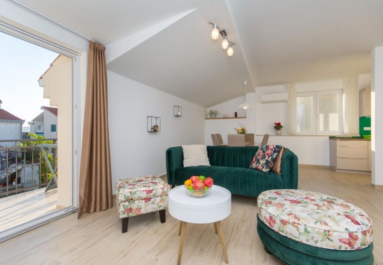 Appartamento a Kaštel Novi - Appartamento in Castelnuovo (Kastel Novi) con vista mare, balcone, Climatizzazione, WIFI (5110-1)