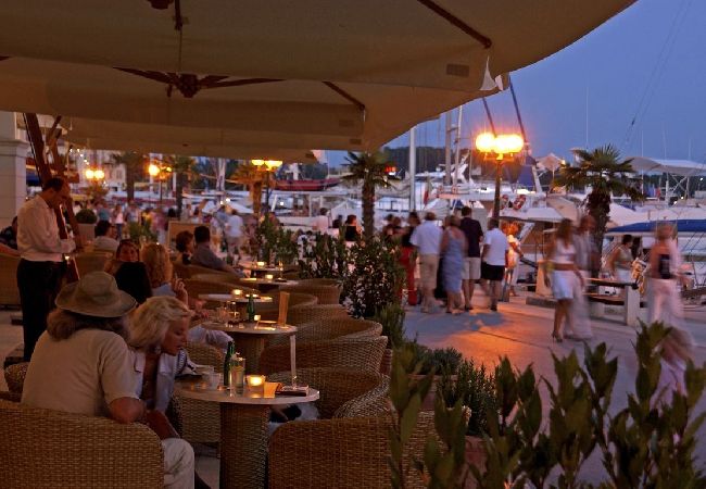 Appartamento a Vrvari - Appartamento in Vrvari con terrazzo, WIFI, Lavatrice (664-5) Appartamento a Vrvari - Appartamento in Vrvari con terrazzo, WIFI, Lavatrice (664-5)