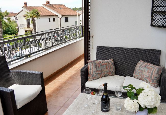 Appartamento a Rovinj - Appartamento in Rovigno (Rovinj) con terrazzo, Climatizzazione, WIFI, Lavatrice (3652-4) Appartamento a Rovinj - Appartamento in Rovigno (Rovinj) con terrazzo, Climatizzazione, WIFI, Lavatrice (3652-4)