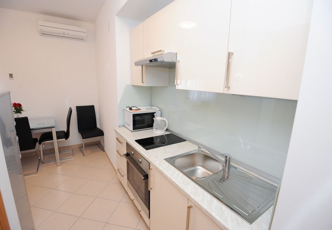 Appartamento a Podstrana - Appartamento in Podstrana-Sv.Martin con terrazzo, Climatizzazione, WIFI, Lavatrice (5117-5)