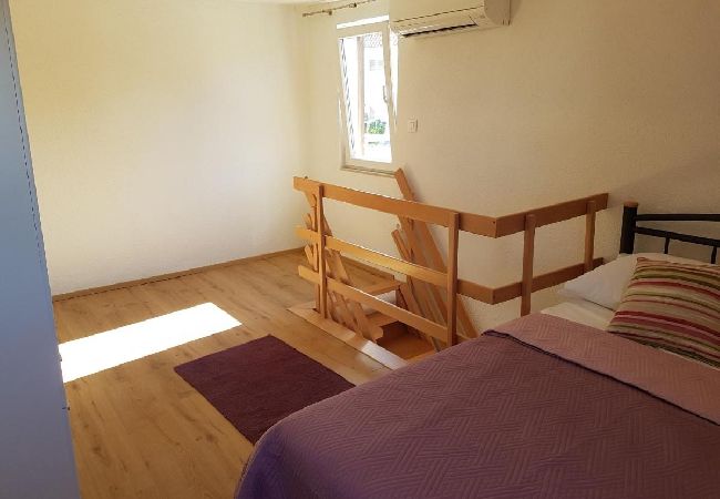 Casa a Milna - Casa di vacanza in Milna con terrazzo, Climatizzazione, WIFI, Lavatrice (5123-1) Casa a Milna - Casa di vacanza in Milna con terrazzo, Climatizzazione, WIFI, Lavatrice (5123-1)