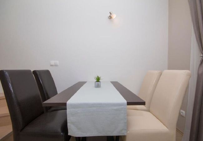 Appartamento a Brela - Appartamento in Brella (Brela) con vista mare, terrazzo, Climatizzazione, WIFI (5122-1) Appartamento a Brela - Appartamento in Brella (Brela) con vista mare, terrazzo, Climatizzazione, WIFI (5122-1)
