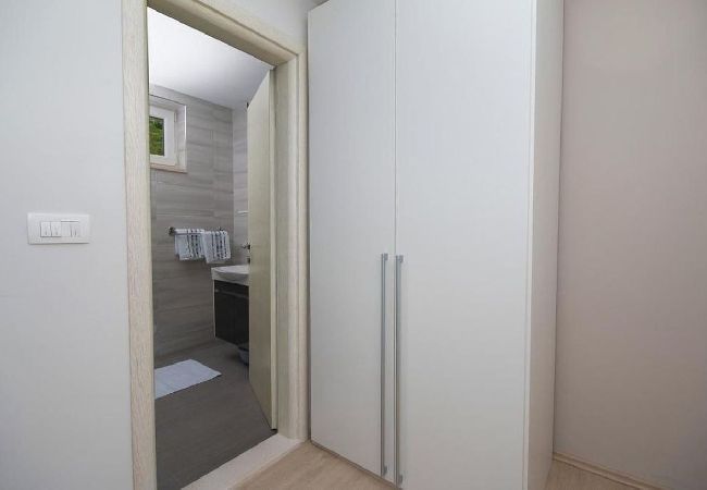 Appartamento a Brela - Appartamento in Brella (Brela) con vista mare, terrazzo, Climatizzazione, WIFI (5122-1) Appartamento a Brela - Appartamento in Brella (Brela) con vista mare, terrazzo, Climatizzazione, WIFI (5122-1)