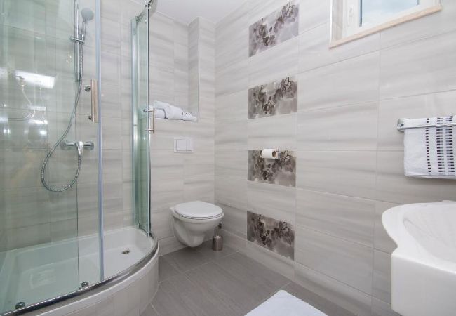 Appartamento a Brela - Appartamento in Brella (Brela) con vista mare, terrazzo, Climatizzazione, WIFI (5122-1) Appartamento a Brela - Appartamento in Brella (Brela) con vista mare, terrazzo, Climatizzazione, WIFI (5122-1)