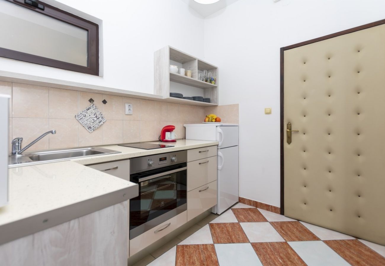 Appartamento a Omiš - Appartamento in Omiš con vista mare, balcone, Climatizzazione, WIFI (5129-3)