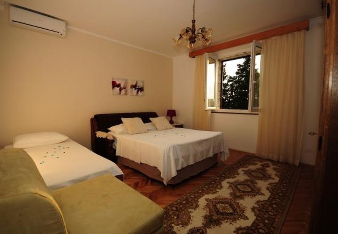 Appartamento a Omiš - Appartamento in Omiš con vista mare, terrazzo, Climatizzazione, WIFI (5129-2)