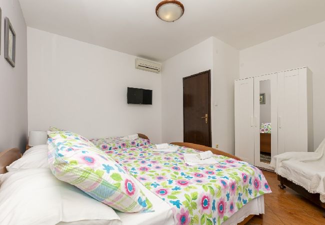 Appartamento a Omiš - Appartamento in Omiš con vista mare, loggia, Climatizzazione, WIFI (5129-4) Appartamento a Omiš - Appartamento in Omiš con vista mare, loggia, Climatizzazione, WIFI (5129-4)