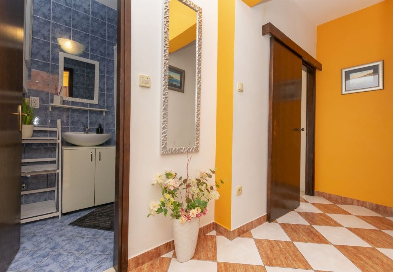 Appartamento a Omiš - Appartamento in Omiš con vista mare, loggia, Climatizzazione, WIFI (5129-4)