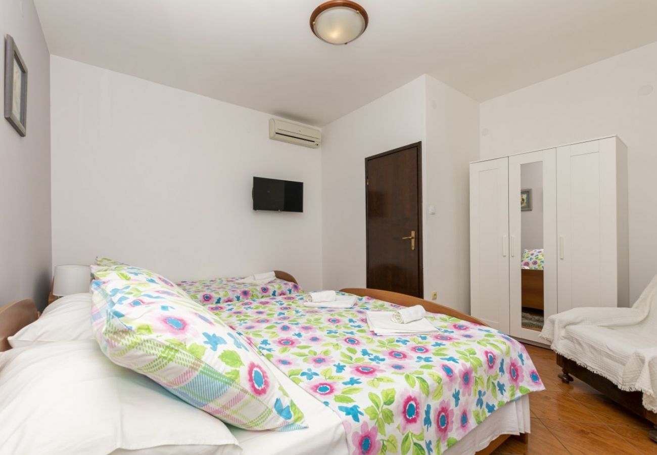 Appartamento a Omiš - Appartamento in Omiš con vista mare, loggia, Climatizzazione, WIFI (5129-4)