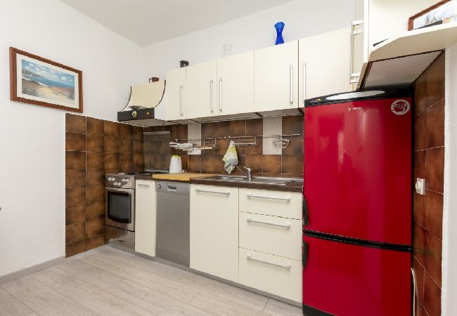 Appartamento a Omiš - Appartamento in Omiš con terrazzo, Climatizzazione, WIFI, Lavatrice (5129-1) Appartamento a Omiš - Appartamento in Omiš con terrazzo, Climatizzazione, WIFI, Lavatrice (5129-1)