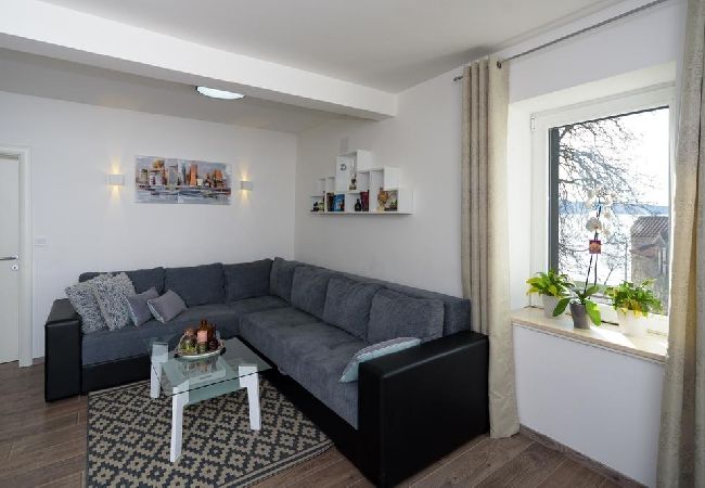 Appartamento a Kaštel Kambelovac - Appartamento in Castel Cambi (Kastel Kambelovac) con vista mare, Climatizzazione, WIFI, Lavatrice (4483-2) Appartamento a Kaštel Kambelovac - Appartamento in Castel Cambi (Kastel Kambelovac) con vista mare, Climatizzazione, WIFI, Lavatrice (4483-2)