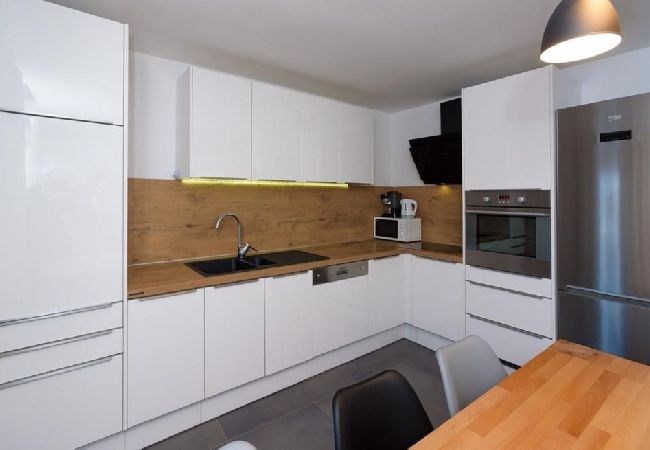 Appartamento a Kaštel Kambelovac - Appartamento in Castel Cambi (Kastel Kambelovac) con vista mare, Climatizzazione, WIFI, Lavatrice (4483-2) Appartamento a Kaštel Kambelovac - Appartamento in Castel Cambi (Kastel Kambelovac) con vista mare, Climatizzazione, WIFI, Lavatrice (4483-2)