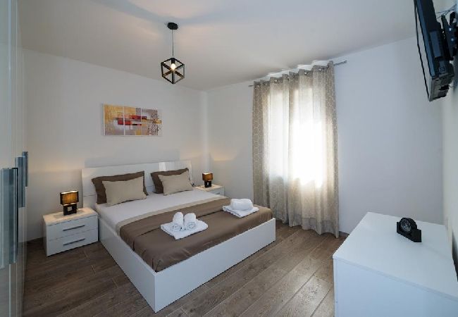 Appartamento a Kaštel Kambelovac - Appartamento in Castel Cambi (Kastel Kambelovac) con vista mare, Climatizzazione, WIFI, Lavatrice (4483-2) Appartamento a Kaštel Kambelovac - Appartamento in Castel Cambi (Kastel Kambelovac) con vista mare, Climatizzazione, WIFI, Lavatrice (4483-2)