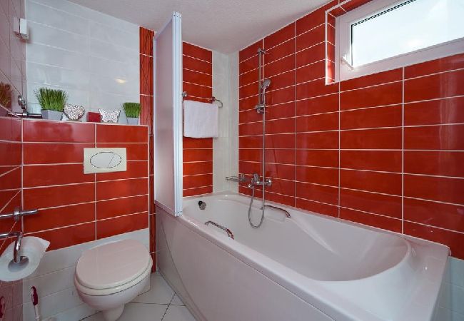 Appartamento a Kaštel Kambelovac - Appartamento in Castel Cambi (Kastel Kambelovac) con vista mare, Climatizzazione, WIFI, Lavatrice (4483-2) Appartamento a Kaštel Kambelovac - Appartamento in Castel Cambi (Kastel Kambelovac) con vista mare, Climatizzazione, WIFI, Lavatrice (4483-2)